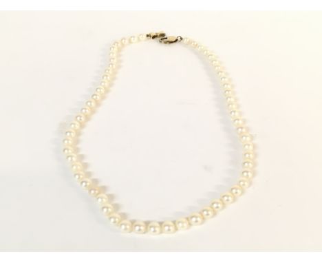 A Pearl necklace. 50cm long. Postage A