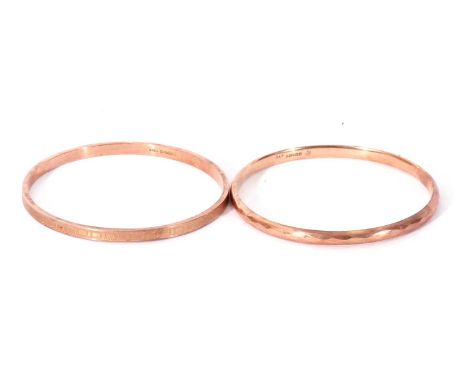 Mixed Lot: 9ct gold bangle with engine turned decoration, Chester 1926, together with a 9ct gold faceted design example, Birm