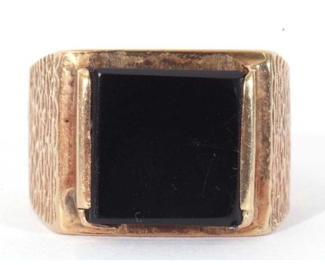 9ct gold and onyx ring, the square black onyx panel 10 x 10mm, raised between textured shoulders, London 1971, g/w 11gms, siz