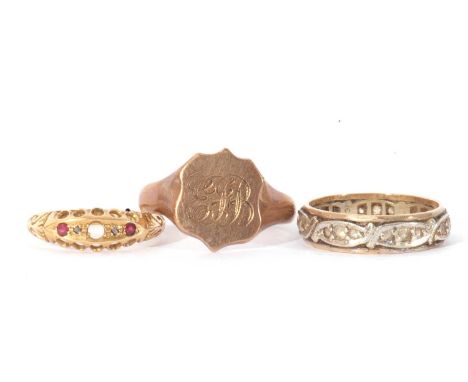 Mixed Lot: 9ct gold signet ring, the shield shaped panel engraved with a monogram, Birmingham 1934, size U, an antique 18ct g