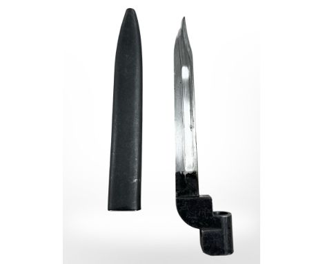 A British Military bayonet No. 9 Mk I, with scabbard, 20cm Bowie blade with socket fitting, Poole Arsenal 1948