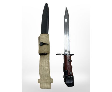 A British Military bayonet No. 7 knife/socket bayonet with scabbard, laminate grips, 20cm Bowie blade stamped 'No. 7 Mk1 / L'