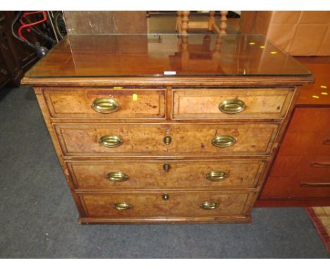 AN ANTIQUE INLAID WALNUT AND MAHOGANY FIVE DRAWER CHEST OF DRAWERS WITH MATCHED GLASS TOP H-92 CM W-102 CM D-52 CM