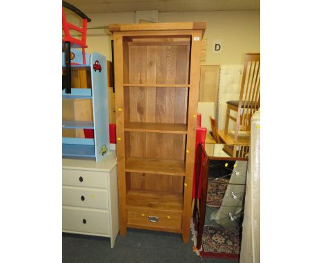 A MODERN SOLID LIGHT OAK FLOOR STANDING BOOKCASE H-182 CM W-70 CM D-36 CM WITH DRAWER BELOW