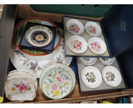 A TRAY OF BOXED AND UNBOXED CERAMICS TO INCLUDE ROYAL WORCESTER, ROYAL CROWN DERBY ETC 