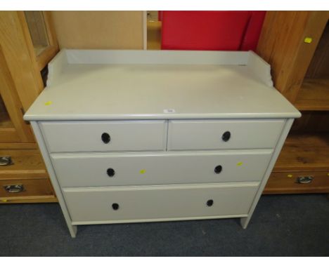 A MODERN LIGHT GREY TRAY TOP CHEST OF FOUR DRAWERS W-95 CM