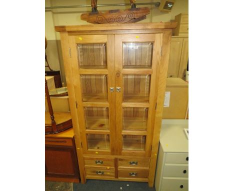 A MODERN SOLID LIGHT OAK BEVELLED GLASS DISPLAY CABINET / BOOKCASE WITH FOUR DRAWERS BELOW H-187 CM W-98 CM