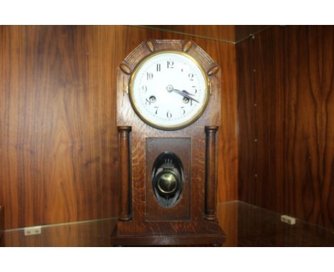 A VINTAGE OAK CASED MANTLE CLOCK WITH VISIBLE PENDULUM, H 37 CM