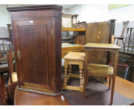 AN ANTIQUE OAK HANGING CORNER CUPBOARD TOGETHER WITH A SMALL OAK OCCASIONAL TABLE AND A MODERN LIGHT OAK BOBBIN LEG STOOL / T