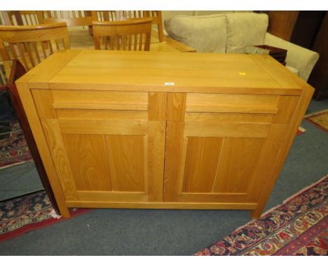 A MODERN M&amp;S HEAVY OAK 'SONOMA' RANGE SIDEBOARD WITH 2 DRAWERS ABOVE CUPBOARDS W-122 CM H-88 CM D-50 CM