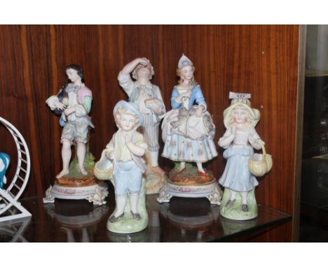 FIVE ASSORTED CERAMIC FIGURES TO INCLUDE A PAIR OF CONTINENTAL STYLE EXAMPLES 