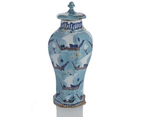 Seltene und frühe Vase im Iznik-StilBerlin, Cornelius Funcke, um 1710H. 40,5 cmAchtkantige Balustervase. Fayence ziegelroter 