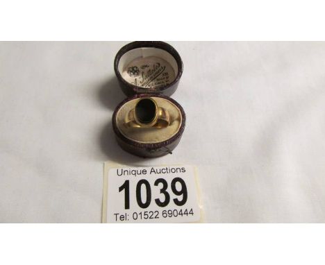 A 9ct gold ring set onyx, size K, 3.6 grams.