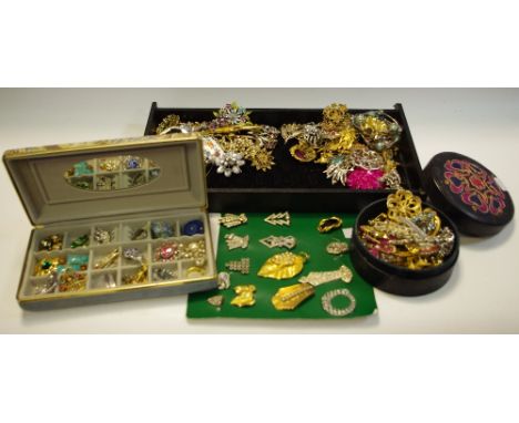 Costume jewellery - vintage and retro including floral basket, elephant, cameos etc., dress rings, collar clips including Art