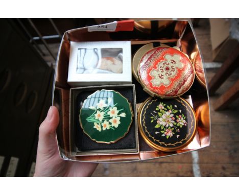 A number of vintage ladies compacts and cameo brooches 