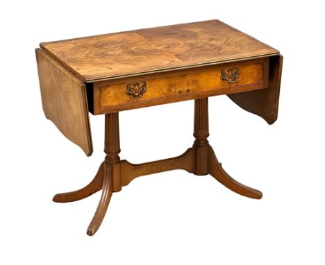 A small Georgian style sofa table/coffee table. Open 107x41x51cm. 1