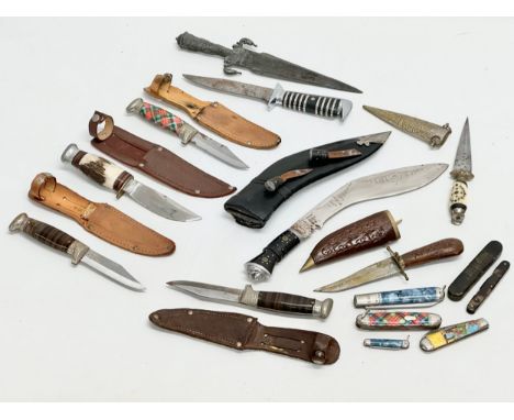 A collection of vintage knives and penknives.