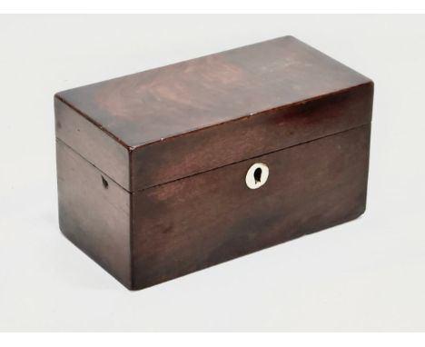 A 19th Century, Early Victorian mahogany tea caddy. 19x9.5x10.5cm