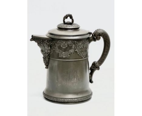 A large Late 19th Century Meriden silver plate ice water pitcher. 27x29cm