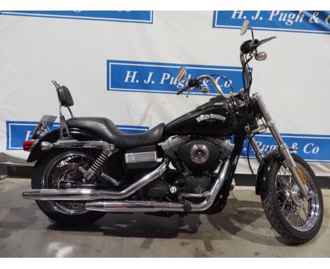 Harley Davidson FXDBI Dyna Street Bob motorcycle. 2005. 1449cc. 6 Speed gearbox. Runs &amp; rides. Category N with light dama