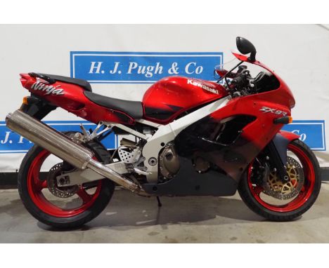 Kawasaki ZX9R motorcycle. 1999. 900cc.Comes with original owners manual, and service history, last service at 17500 miles in 