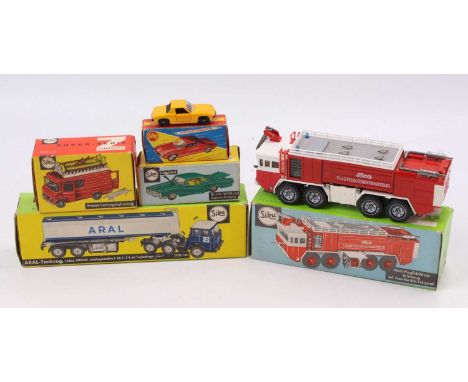 A Siku boxed diecast and empty box diecast group to include a V332 Metz Firepumper, a Siku V312 VW Porsche 914, together with