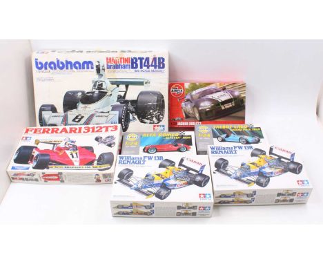 Box containing small quantity of various scale kits to include; Tamiya Williams FW 13B Renault, Airfix 1/32 Jaguar XKR GT3, T