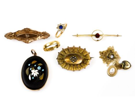 Mixed group of gold jewellery, wedding band in 18 ct, ring size N, heart pendant in 15 ct, paste set cluster ring, size O, re