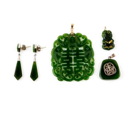 Group of Nephrite jade jewellery, a Chinese pendant carved with a bat and two fish, 18 ct gold mount,  two Maori pendants, an