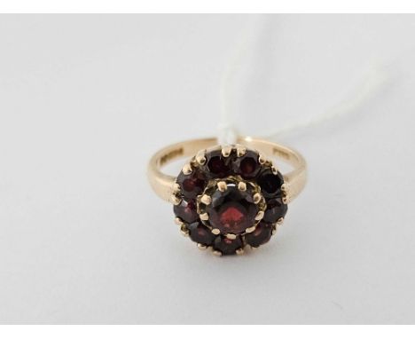 9ct GARNET CLUSTER RING, 3.6g