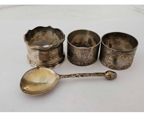 3 SILVER NAPKIN RINGS & A MODERN SILVER CADDY SPOON, 110g