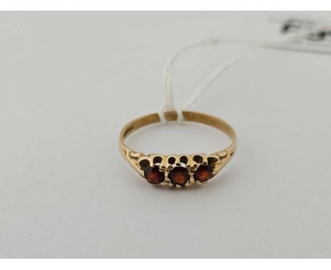 9ct 3 STONE GARNET RING, SIZE 'P', 1.6g