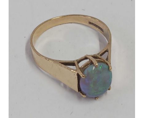 A SINGLE STONE OPAL RING SET IN 9ct, SIZE 'P'