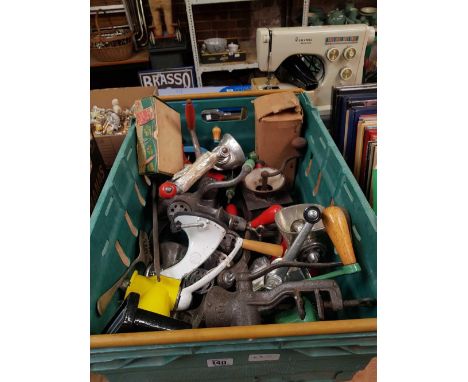CARTON OF MISC VINTAGE CAST IRON MINCERS,COFFEE GRINDER, KNIFE SHARPENER & OTHER GADGETS