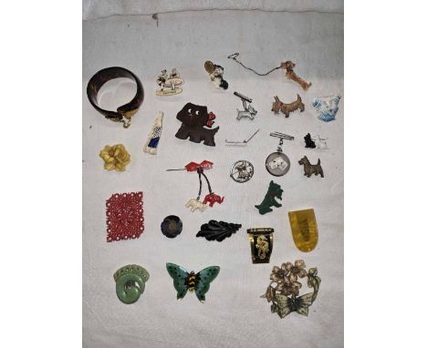 BOX OF ART DECO PLASTIC BROOCHES ETC
