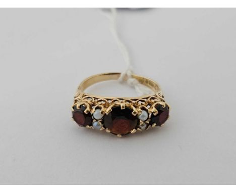 A GARNET & PEARL 7 STONE RING SET IN 9ct GOLD, SIZE 'P'
