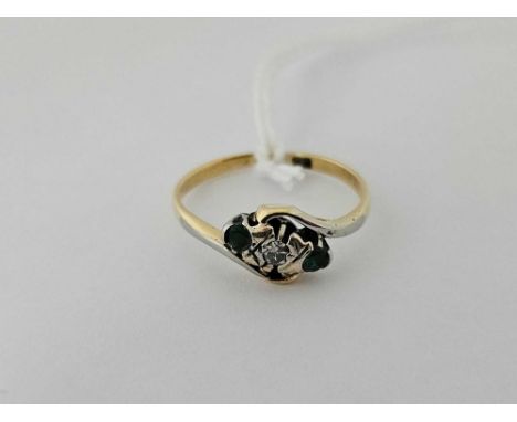 18ct 3 STONE EMERALD & DIAMOND RING, SIZE 'K', 2.1g