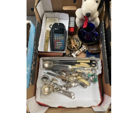 CARTON WITH MISC BRIC-A-BRAC INCL; VINTAGE CALCULATOR, TOYS, SPIRIT LEVEL, POLAROID SUNGLASSES & A TRAY OF MIXED CUTLERY