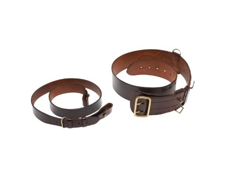 A fine Sam Browne belt with a 5.5 cm belt with brass fittings and decorative stitching with matching shoulder strap. A brown 