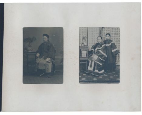 China - - Fünf ausdrucksstarke chinesische Porträtphotographien im Kabinettformat. Vintage. Matte Kollodiumpapierabzüge. Um 1