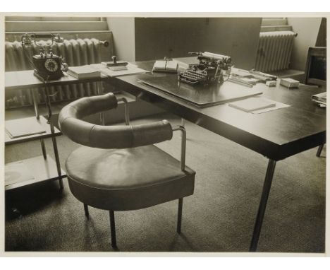 De Stijl - - Oud, Jacobus Johannes Pieter. Ansicht von Ouds Arbeitszimmer. Original-Photographie. Vintage. Silbergelatine. An