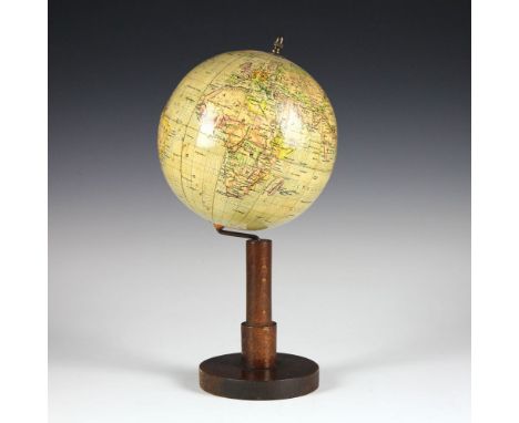 Globus - - Erdglobus von Paul Räth. Leipzig, um 1930, bezeichnet "Lipsia-ERDGLOBUS, 15 cm Durchmesser, Paul Räth G.m.b.H. Lei