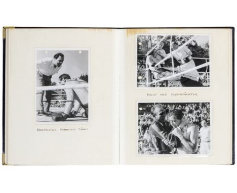 Sport - Boxen - - Zwei Alben mit 124 (ca. 80 signierten) Original-Photographien von Boxkämpfern. Vintages. Silbergelatine. Me
