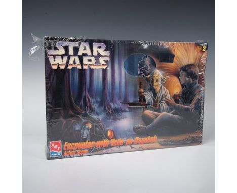 Detailed unassembled polyresin model kit depicting Luke, Yoda and R2-D2. It includes figures and accessories. In original uno