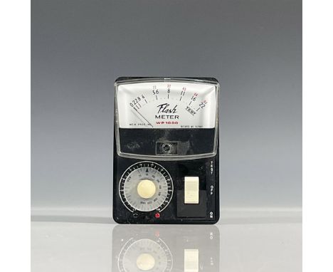 Patented No. 3552862. Includes original black leather case and instruction. A battery power light meter. Case: 3.5"L x 2.75"W