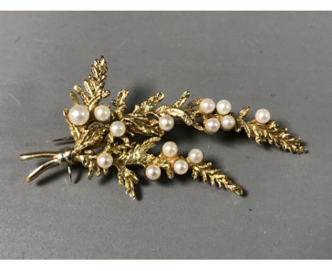 A 9ct gold cultured pearl brooch, 6.9g.