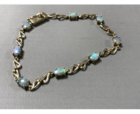 A 9ct gold opal set bracelet 5.1g.