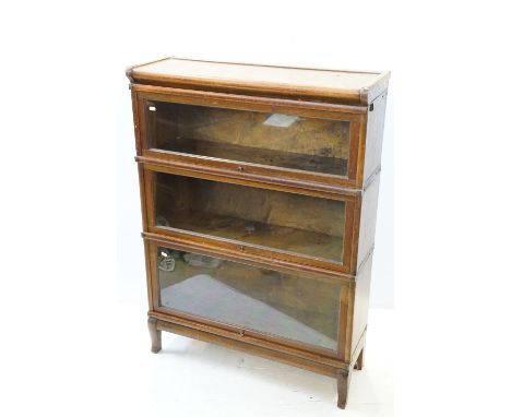 Globe Wernicke - Mid Century oak bookcase having three graduating bookshelves with sliding glass shelves. Measures 120 x 86cm