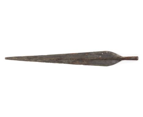  TRÈS GRANDE POINTE DE LANCE, FER, CELTE, CIRCA IIIE-IIE S. AV. J.-C. A  VERY LARGE CELTIC IRON SPEARHEAD, CIRCA 3RD-2ND CENT