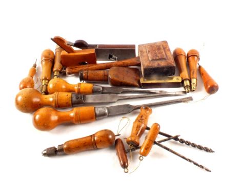 Woodworking tools to include keyhole saws, screwdrivers, gimlets etc